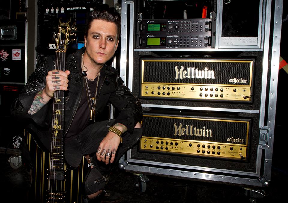 Synyster Gates posa com seu equipamento-base (FOTO: Guitar Center)