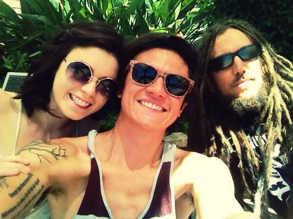 Kim e Arin Ilejay com Brian Welch (Reprodução/Twitter)