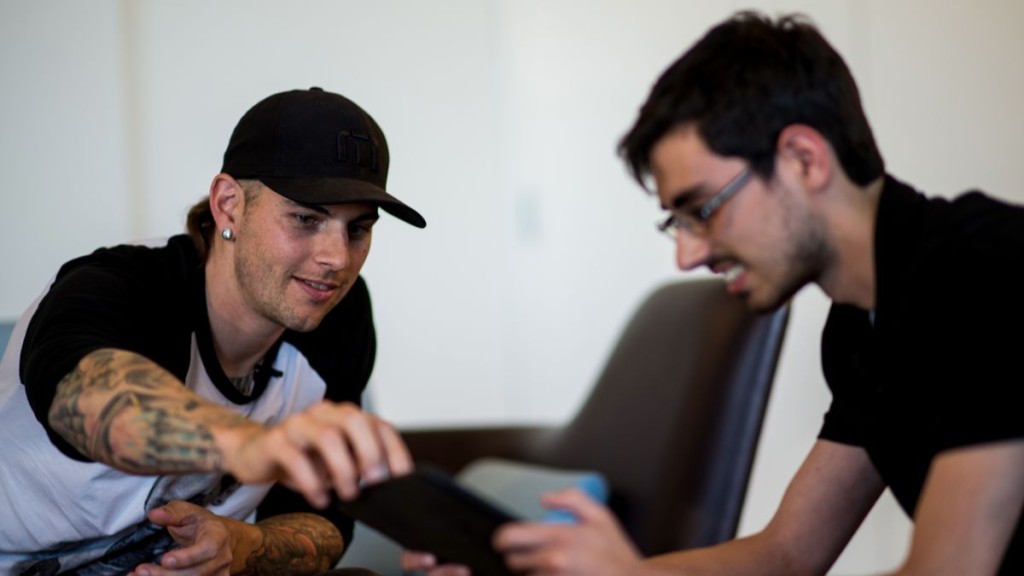 M Shadows falando com Nick Pino sobre HTTK: Deathbat (Reprodução/TechRadar)