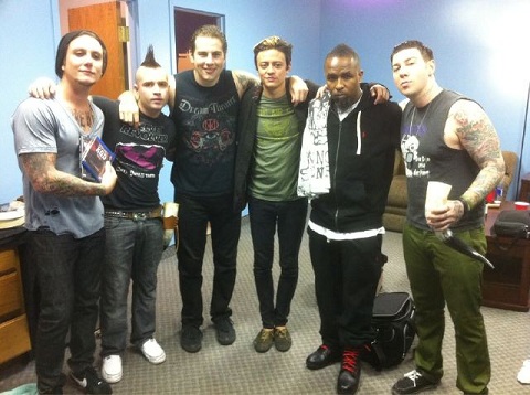 O rapper Tech N9ne com o Avenged Sevenfold (FOTO: Reprodução)