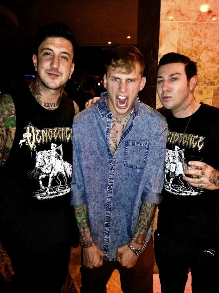 Zacky Vengeance com MGK e Austin Carlile, em Las Vegas (FOTO: Reprodução)