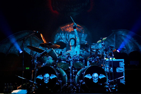 Fato é que The Rev é o motor da banda, mesmo após seu falecimento.