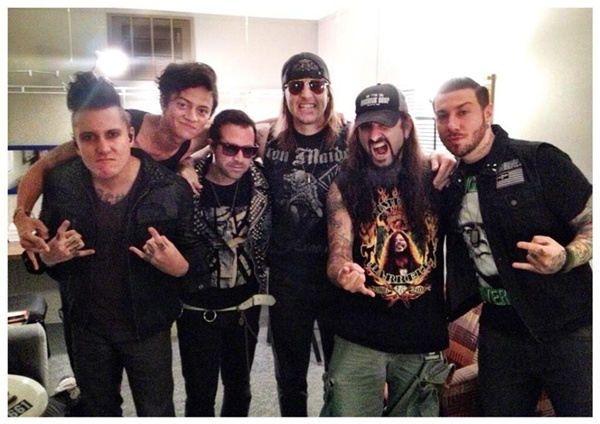 Avenged Sevenfold em agosto/2013 - Bethlehem, PA (FOTO: Reprodução/Twitter/Mike Portnoy)