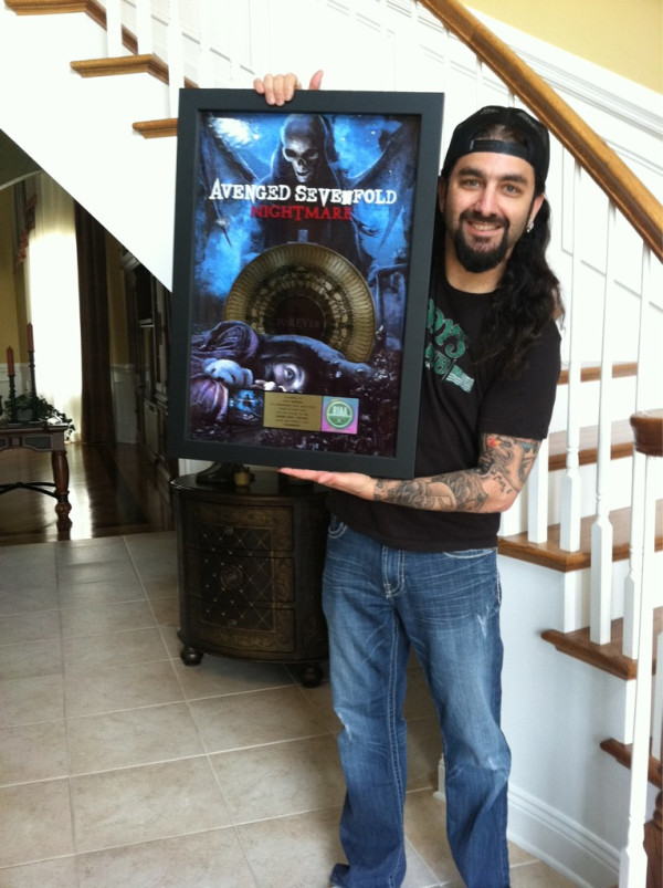 Mike Portnoy com uma das cópias da certificação da RIAA (FOTO: Reprodução/Facebook/Mike Portnoy)