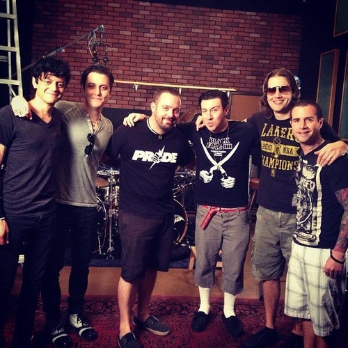 Avenged Sevenfold em estúdio, em 2013 (FOTO: Reprodução/Instagram/Rafa Alcantara)