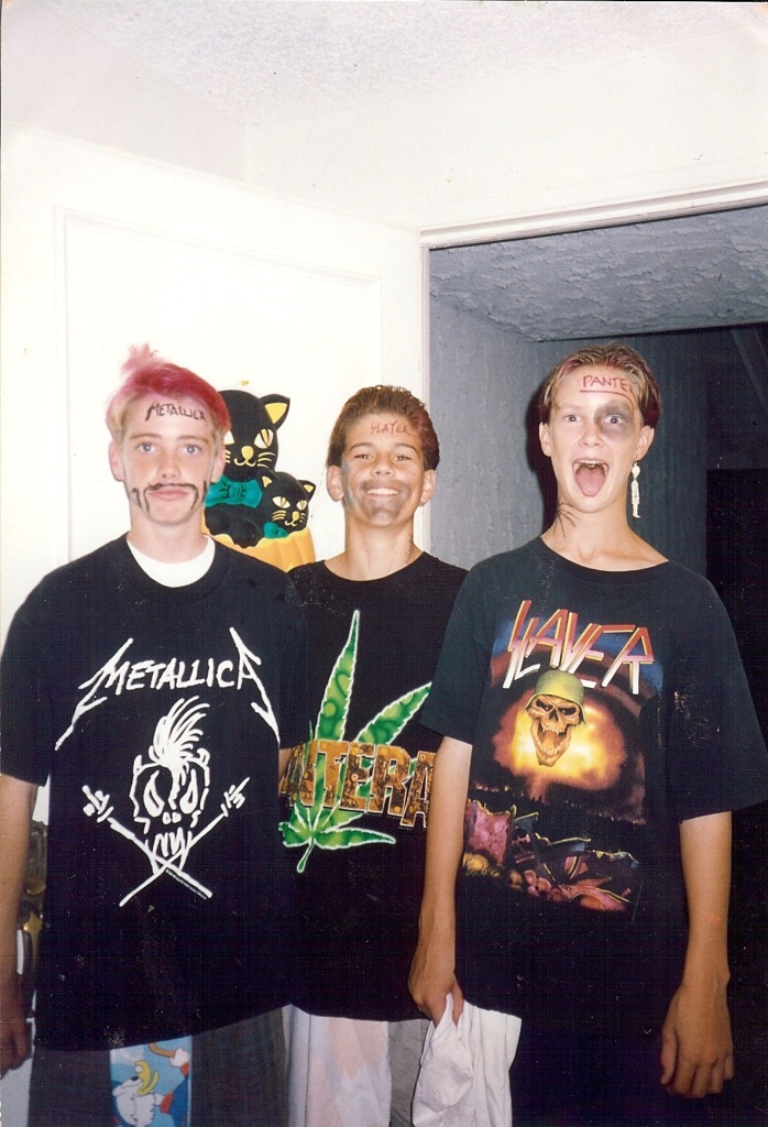 Billy (amigo) ,M. Shadows e Jimmy, adolescentes em um típico Halloween (FOTO: Arquivo Pessoal)